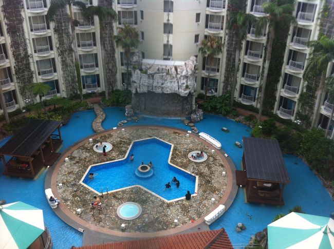 部屋からエレベーターで降りるとプール。<br />夕方なのでプールで遊ぶことに。