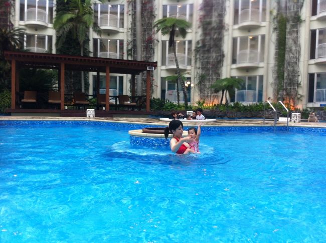 お風呂大好きな娘ですがプール初体験。ちょっと怖がってました。<br />