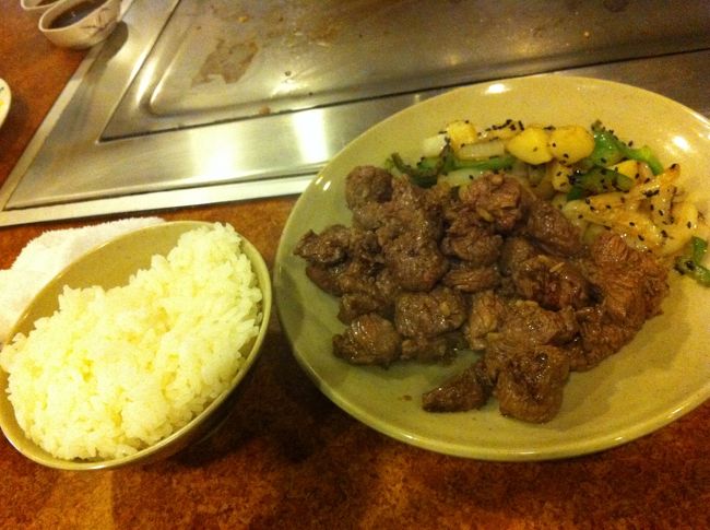 名護市の朝日レストランへ。プロ野球選手御用達とか芸能人がよく来ると聞いてた行って見たけど店構えが古くてそんな風に見えない・・・けど300gステーキを注文。<br />期間限定で3000円でした。<br />オージーだけどめちゃくちゃ柔らかくて美味しい!!量が多いので早食いの旦那にあげたら半分以上食べられました。。。そのくらい美味しかったです!<br />また絶対行こう!