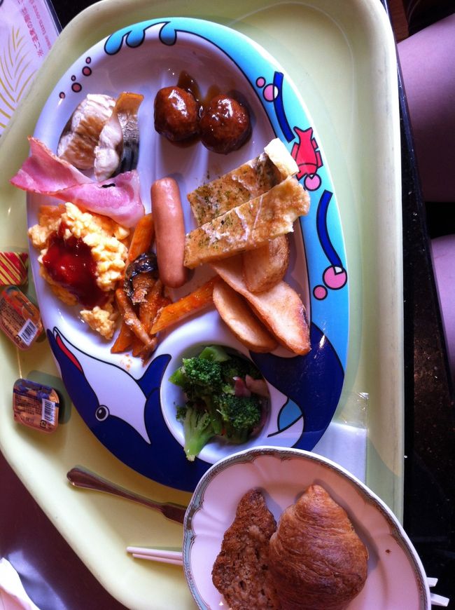 洋食と和食と沖縄料理が。広いホテルだけあって種類は豊富。