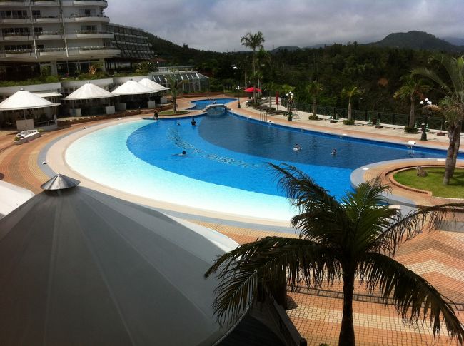 外のプール。ここは結局入らず終いでした。<br />いろいろなろこに行くプランじゃなかったらゆっくりホテルステイしたのですが・・・