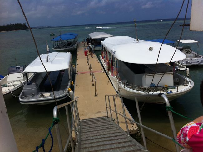 かりゆしビーチへ。<br />宿泊者特典で1500円のグラスボートが半額だったので乗りました。<br />子どもはもちろん無料！