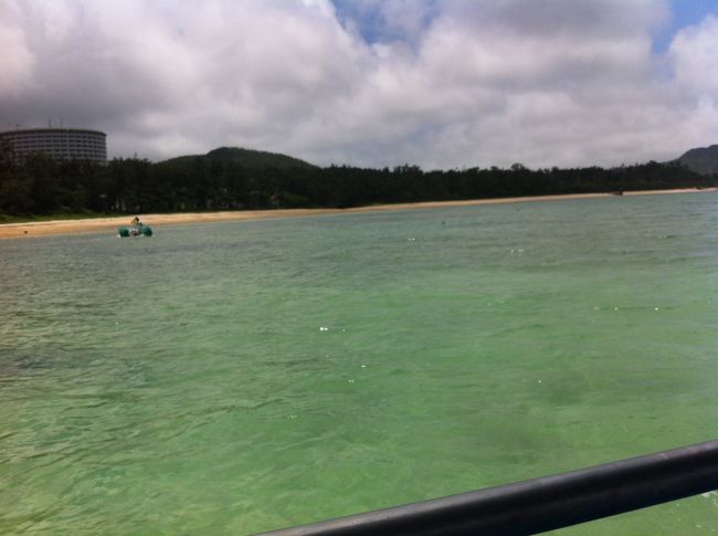 やっぱり海は綺麗！かりゆしビーチはサンゴが多いです。