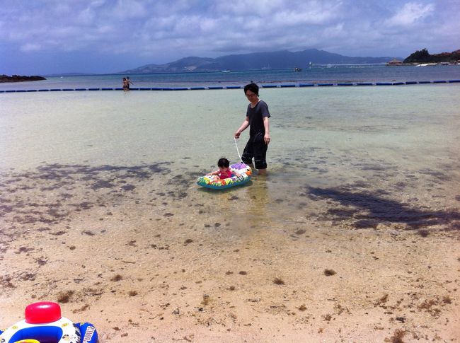 浮き輪は怖がるので色々持って行ったけど子どもボートにしか乗れませんでした。<br />来年には乗れるかな?
