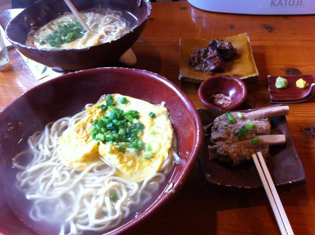 いしぐふーのソーキそば。ラフテーがそばの上じゃなくて別のお皿に。<br />お客さんも土曜の昼なのに少なく、そばも見た目美味しそうになかったのですが、食べてびっくりなくらい美味しい!!<br />スープ全部飲んでしまいました。旦那はこの後毎食ソーキそばでいいと言い出す始末。