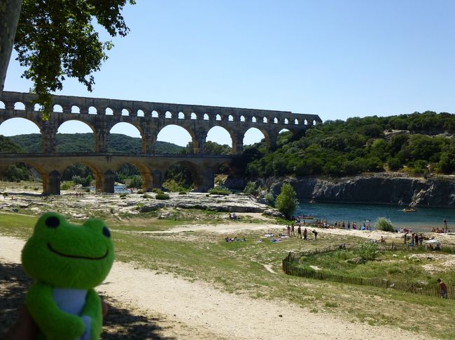 ポン・デュ・ガール<br /><br />ローマ時代の水道橋（紀元前19年に建造）<br /><br />抜けるような青空の下、薄はちみつ色に輝いている橋の大きさと、すっきりとした美しいフォルムに感動！<br /><br />下を流れるガルドン川では水遊びや、カヌーをしていて、のどかな風景。