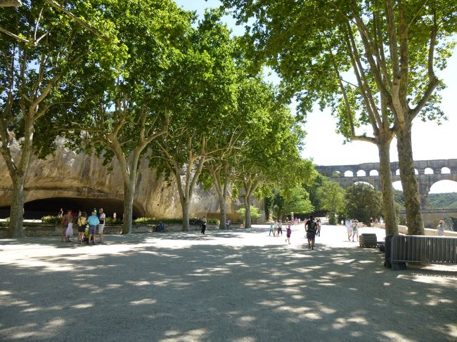 駐車場から、歩いて行くと・・・