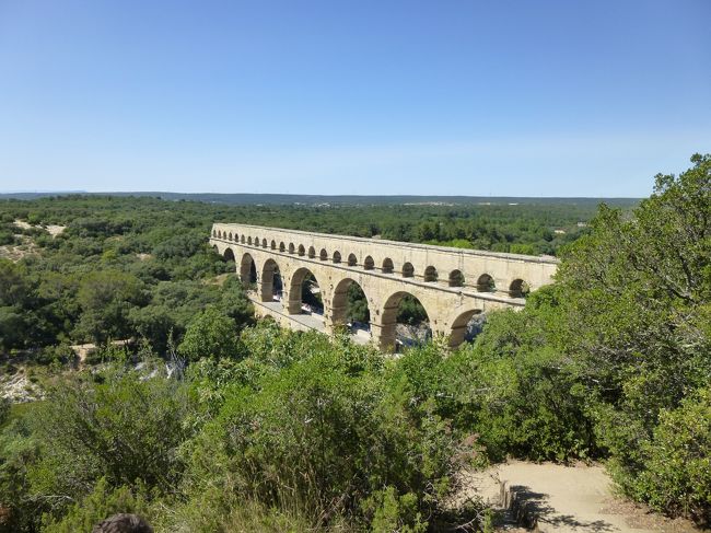 おぉ〜、橋が眼下に！<br /><br />太陽と空の下、橋とモクモクと広がる緑だけ<br /><br />身にまとったトガを風になびかせ、つぶやく<br />「ユゼスの水はニームに続く」<br /><br />気分はすっかり古代ローマ人