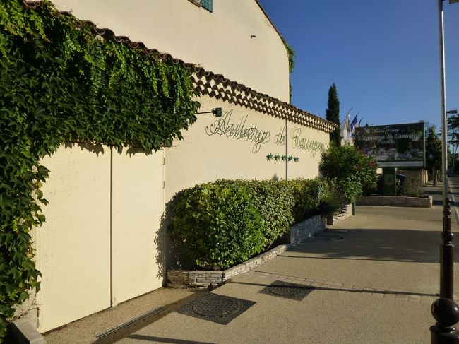 今宵のお宿は、5つ★オーベルジュ<br />Auberge de Cassagne&amp;Spa<br /><br />アヴィニョン市内のホテルは演劇祭で軒並み満室だったので、東に10kmほど行ったポンテというエリアにあるここに。<br />ちょっと離れているけど、翌朝ガイドツアーでピックアップしてくれるので問題なし！<br /><br />入らなかったけど、プールやスパもある