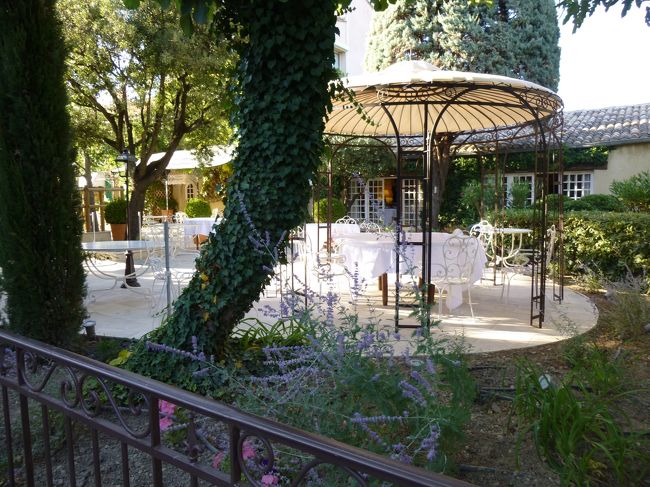 制服姿の、白手袋をしたポーターさんの案内でお部屋へ<br /><br />普段泊るのはたいてい荷物は自分で、っていうところだったから、ちゃんとしたポーターさんに緊張。<br /><br />一旦外に出て、中庭を通って・・・