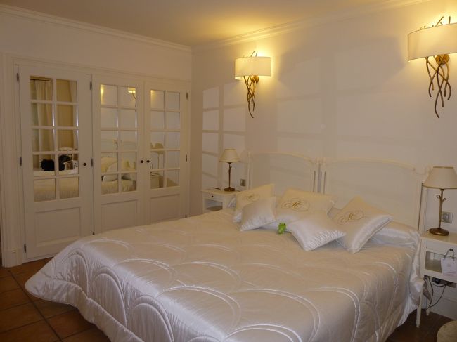 ゴージャス！<br /><br />でもダブルベッドって・・・と困っていたらポーターさんが「離せますよ」と。<br /><br />じゃ、先に写真だけ撮っておこっと