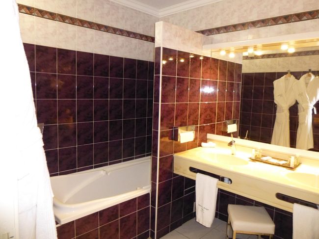 バスルーム<br /><br />バスローブだ〜<br /><br />以前泊った、シャワー（固定）が便座に直撃なバスルームが懐かしい。たまには贅沢もいいもんだね。