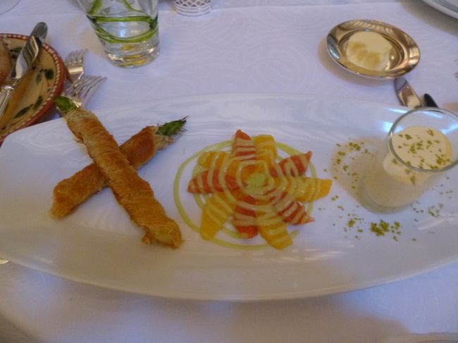 頼んだのは、選べる2皿＆デザートのコース（eur 55）<br /><br />左から、グリーンアスパラガスのパン粉揚げ（サックサク！）、スモークサーモンのマリネの何とかソース添え