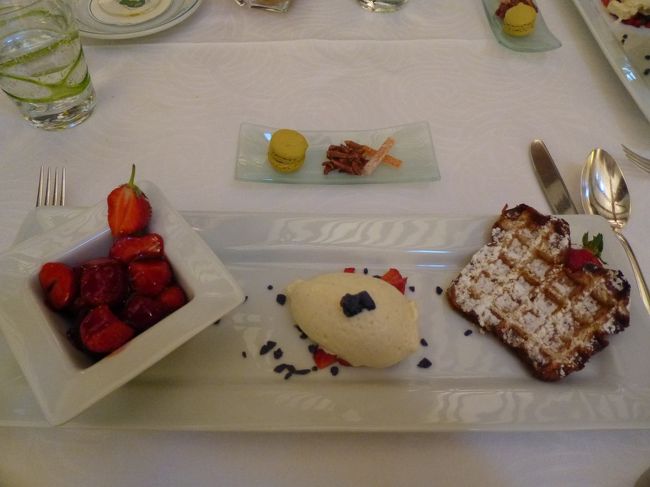 メイン（？）デザート登場<br /><br />苺のベリーソース掛け、苺のバニラアイス載せ、ワッフル苺添えと、これでもかっていうくらいの苺尽くし。<br /><br />C'est bon!!!<br /><br />素敵なお部屋に、ゆっくりいただくおいしいディナー、もういうことなし