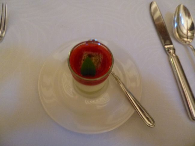 デザート<br /><br />あら、小振りなのね・・・と思っていたら