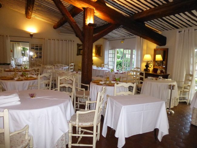 レストラン（翌朝撮影）<br /><br />ディナー<br /><br />席に着くと分厚い本を渡され、何だろうと思って見たらワイン・リストだった。<br />なんでも600本以上のワインを貯蔵しているらしい