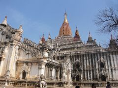 アーナンダ寺院。
1090年に建てられた、バガンで最も美しいとされる寺院です。