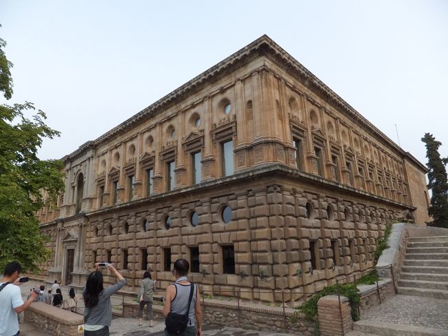 カルロス５世宮殿<br />１５２６年に新婚旅行でアルハンブラ宮殿に宿泊した際に建設を決めた宮殿。<br />長方形の石をブロックのように積み上げて浮き立たせたファサードが特徴的。