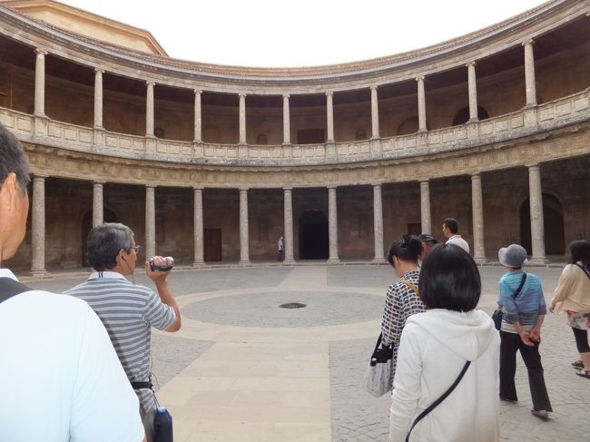 円形中庭<br />外観の印象とは対照的。