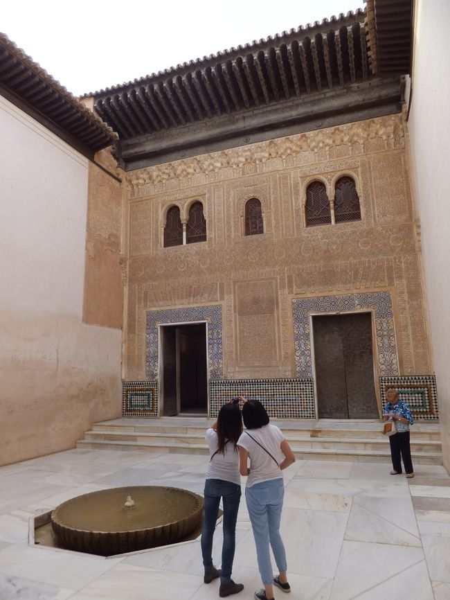 メスアールの中庭<br />正面はコマレス宮のファサード