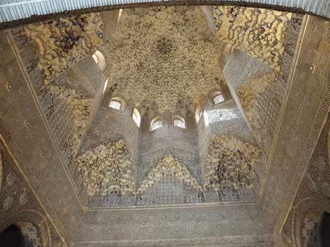 二姉妹の間の天井の鍾乳石飾り