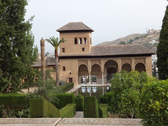 パルタル宮<br />アルハンブラで最も古い宮殿。<br /><br />貴婦人の塔<br />見にくいですが長方形の池があり、ここにも水面に後ろの塔が映るようになっています。