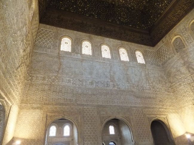 大使の間<br />天井の高さは１８ｍ。