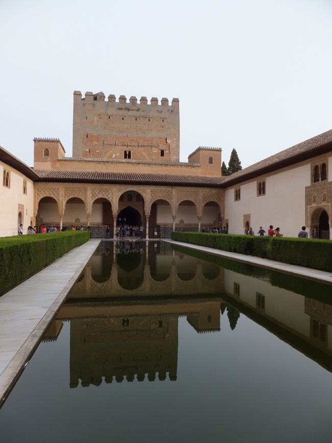 この写真は混んでいて、正面から撮れませんでしたが、コマレスの塔と7つのアーチが水面に映り、とても美しいです。<br /><br />賓客はここを通ってコマレスの塔の中にある大使の間に通されたそうです。