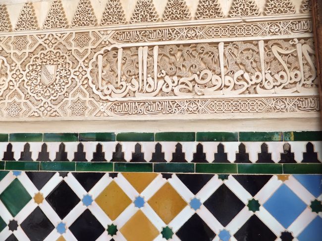 壁や柱や天井の鍾乳石飾りや化粧漆喰、石膏細工の飾りはアンダルシアにおけるイスラム芸術の最高傑作と称賛されているそうです。