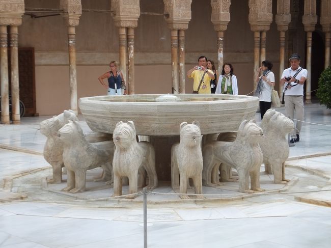１２頭のライオンに囲まれた噴水があります。<br />かつては黄金に彩られていたそうです。<br />