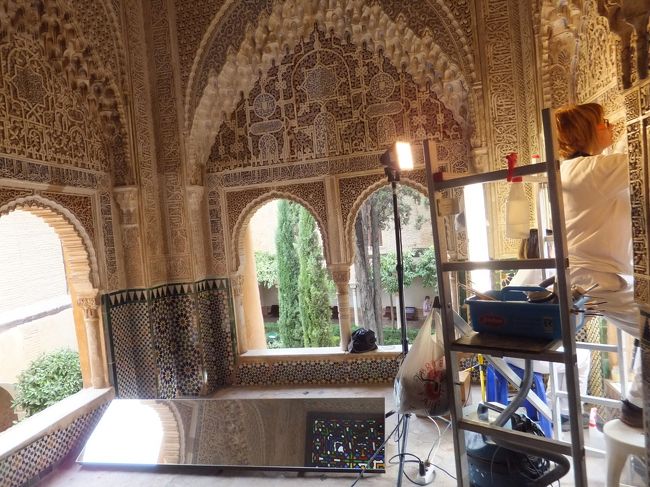 修復中でしょうか？<br />このように鏡を置いて天井が見えるようにしています。