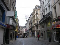 ホテルの荷物室に大荷物を預けて、イスタンブールへの飛行機に間に合うぎりぎりの時間まで街歩きに出発します。
イロ・サクレ地区には華僑の人が多いのか、中華料理屋さんや中国と交易をする商社のオフィスがありました。