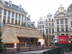 グランプラスの中央には、藁ぶき屋根の小屋が設営されていました。何がしかのイベントに使うのでしょうか？