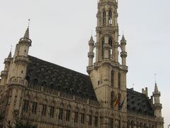 そしてこちらが、グランプラスのランドマークである市庁舎。
15世紀に建てられたゴシック様式の堂々とした建物です。