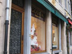 こちらは、チョコレートの名店「ゴディバ」の本店。
「F.Rubbrecht」の右隣にあります。