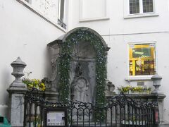 グランプラスから南へ数分歩いたところに、有名な小便小僧がありました。