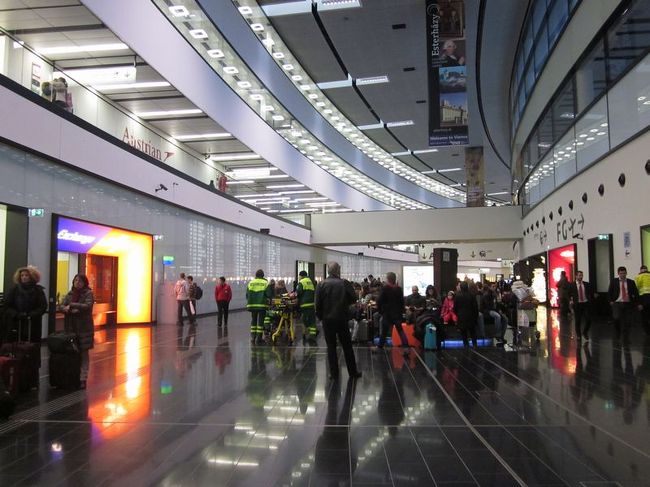 スロバキアの首都・ブラチスラヴァを散策した後、<br />http://4travel.jp/traveler/satorumo/album/10748807/<br />バスでウイーン空港にやってきました。オーストリアの首都とあって実に立派な空港ビルです。