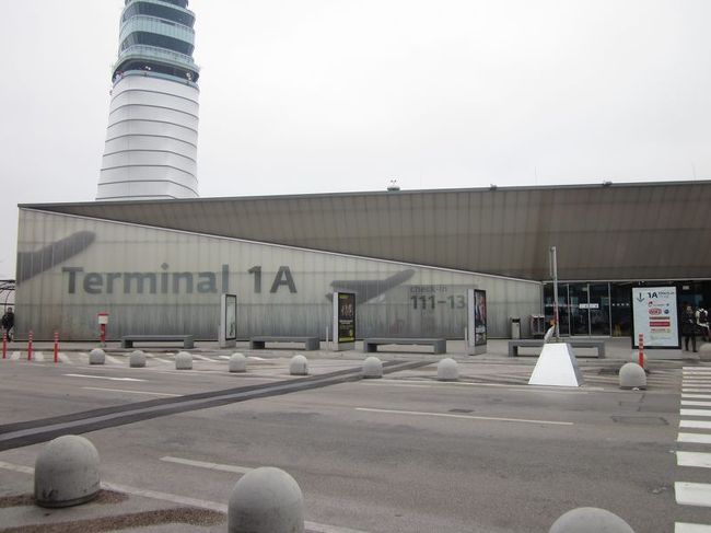 ですが、LCCは簡素なターミナルビルでのチェックインです。