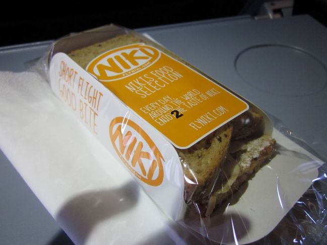 フランクフルトまでは約1時間半。LCCですが、無料のスナックが提供されました。