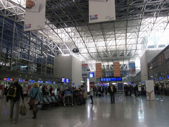 16:40、フランクフルト空港に到着です。実に30年ぶりのドイツ訪問です。まだ「ベルリンの壁」が存在していた時代です。<br /><br />★1983年のドイツ旅行記はコチラ<br />http://4travel.jp/traveler/satorumo/album/10539753/<br />