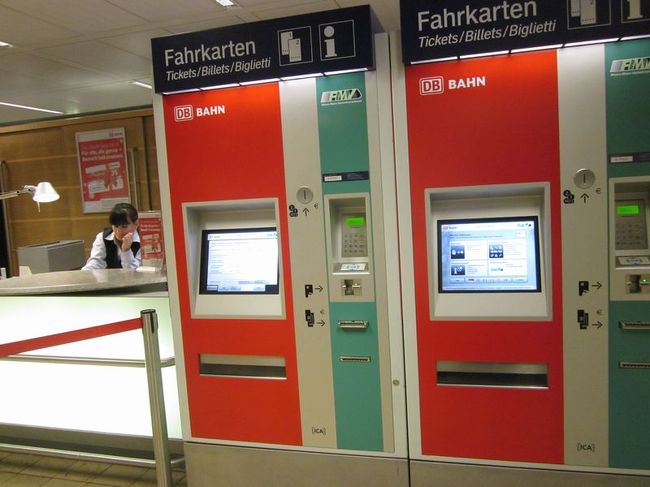 フランクフルト空港駅で列車チケットを購入します。