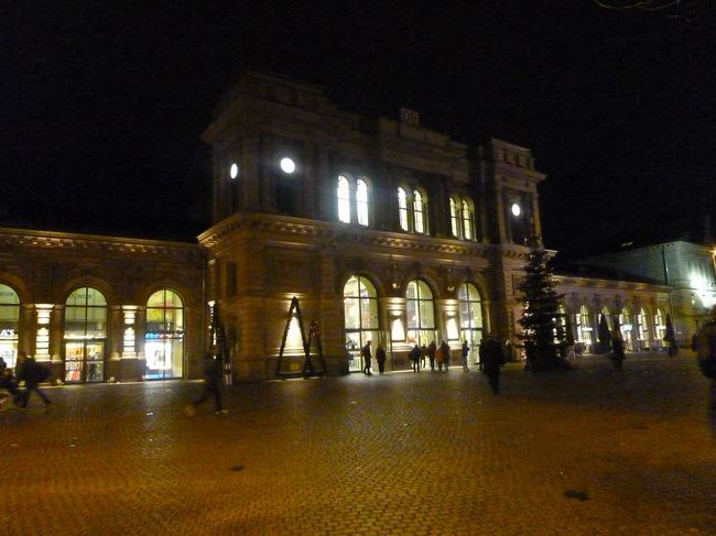 もう暗くなっていますが、初めて訪問した街なので駅前に出てみます。