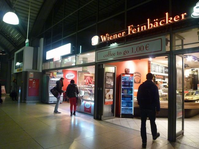 駅ビルの店でサンドイッチを購入し、列車に乗車することにします。