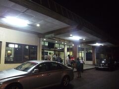 20:20頃にヤンゴン国際空港に到着し、タクシーで市内へ（8,000チャット）