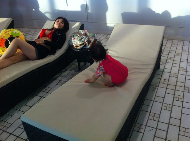 プールのこのチェアが気に入りました。やわらかくて水に濡れても大丈夫な素材。<br />欲しい・・・！疲れたのでしばらくゴロゴロ。