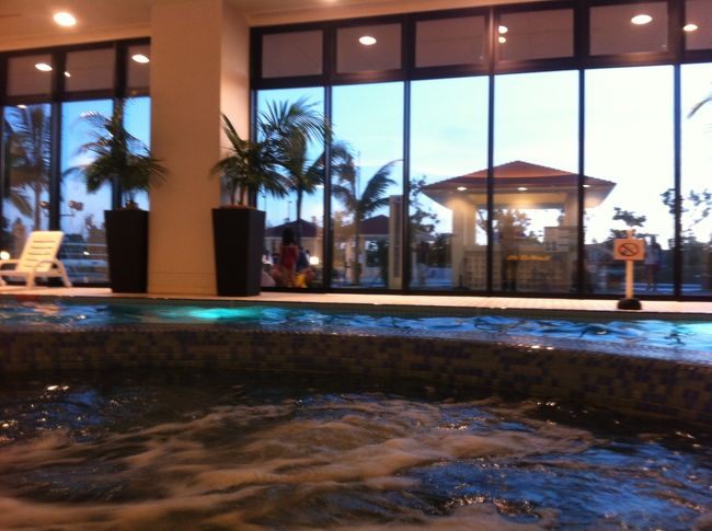 さっそく室内プールで遊びます。<br />泳ぐの大好きなのでゴーグルして娘を背中に乗せて泳いだり・・・