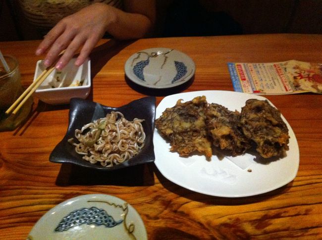 夜は那覇市内へ夕食へ。行きたかったお店が2件潰れててショック。<br />なのでつい呼び込みで沖縄料理店へ行ったのがいけなかった・・<br />もずくの天ぷらとミミガー　微妙。