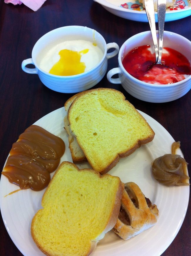朝は７時起きで朝食ブッフェ。ここのシェフが焼いてくれるオムレツが美味しかった♪安いのに朝食の種類豊富でお得でした。