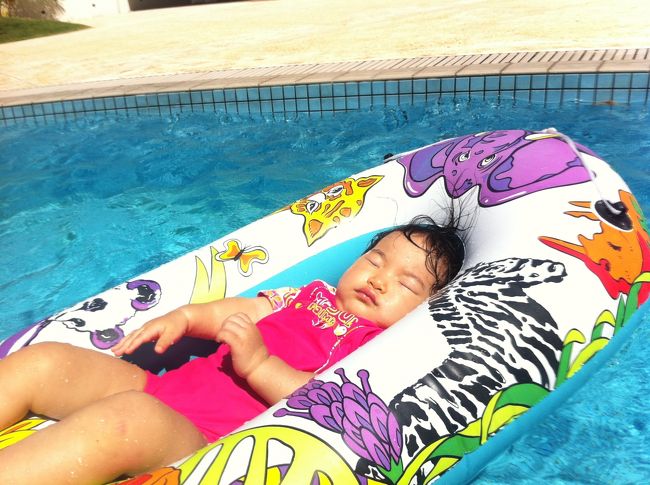 子どもが寝ているのをいい事に夫婦で海で泳ぎまくって満喫したので屋外プールへ。<br />ボートごと子どもを２人でプールまで運んだけど全然起きない。