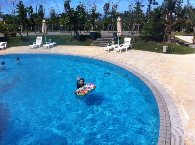 屋外プールは広くて綺麗。